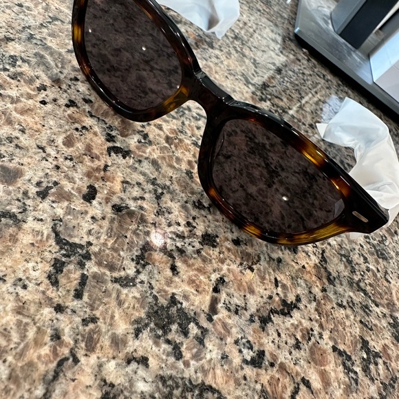 Raen adin Tortoise Shell Sunglasses with Case - Picture 3 of 6